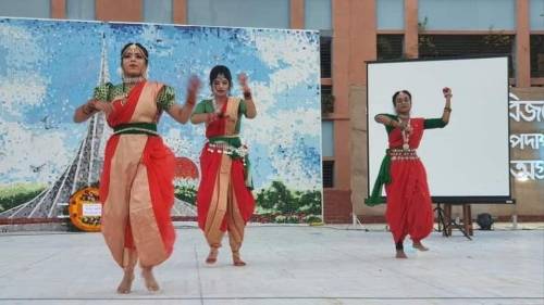 চাঁদপুর-সরকারি-কলেজ-বিজয়-দিবসের-সাংস্কৃতিক-অনুষ্ঠানে-কলেজ-শিল্পীদের-নৃত্য-পরিবেশন